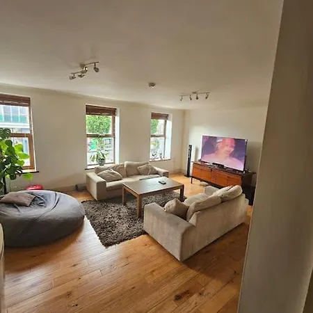 Spacious 3-bedroom In Vibrant 8 Apartmán Dublin