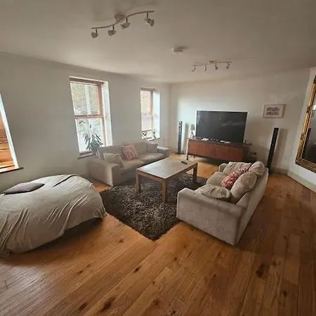 Spacious 3-bedroom In Vibrant 8 *