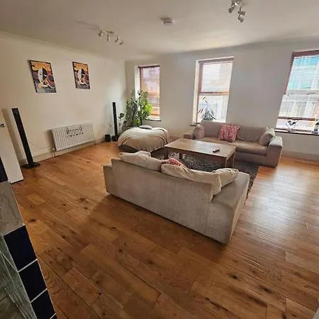 Spacious 3-bedroom In Vibrant 8