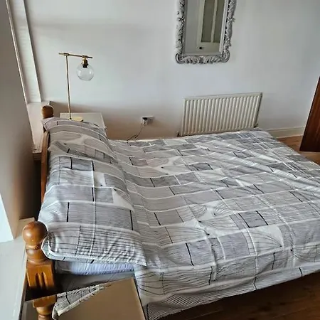 Spacious 3-bedroom In Vibrant 8 *