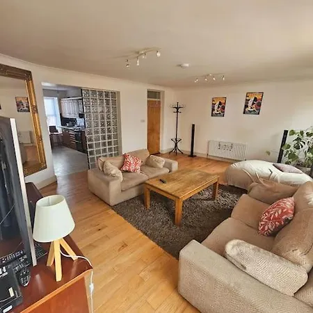 Apartment Spacious 3-bedroom In Vibrant 8