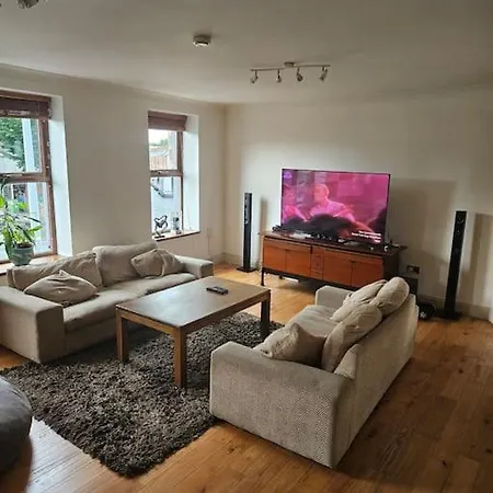 Spacious 3-bedroom In Vibrant 8 Apartmán