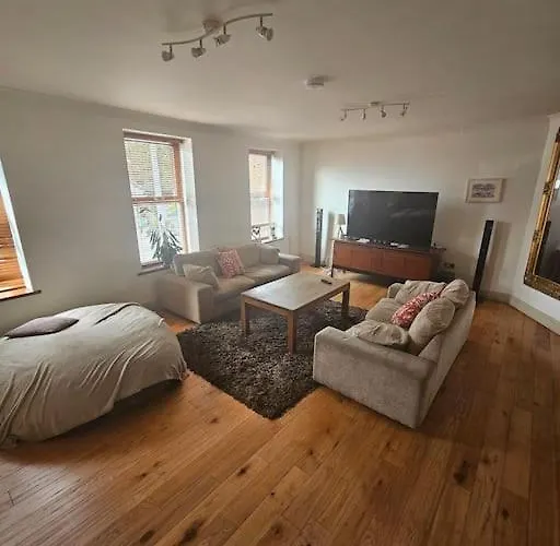 Spacious 3-bedroom In Vibrant 8 *