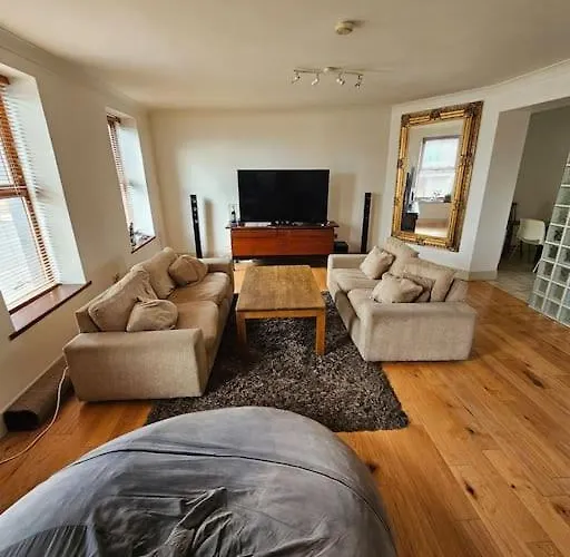 Spacious 3-bedroom In Vibrant 8 Апартаменты