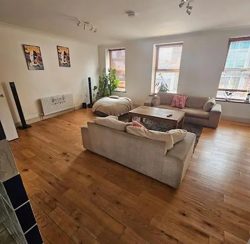 Spacious 3-bedroom In Vibrant 8