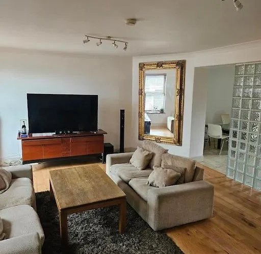 Lägenhet Spacious 3-bedroom In Vibrant 8