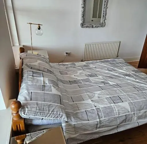 Spacious 3-bedroom In Vibrant 8 *