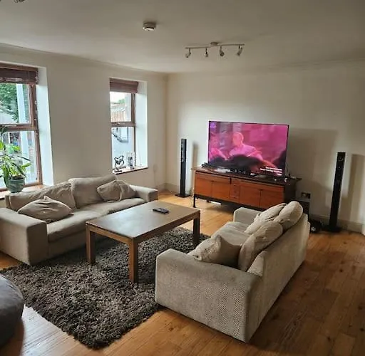 Spacious 3-bedroom In Vibrant 8 Апартаменты