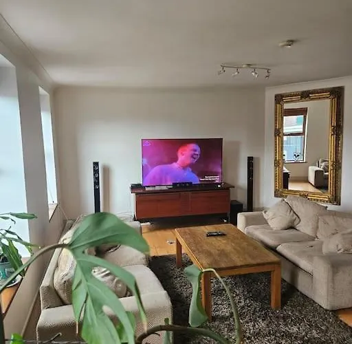 Spacious 3-bedroom In Vibrant 8 Lägenhet *