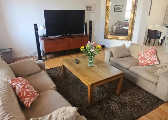 Spacious 3-bedroom In Vibrant 8 Appartement Dublin