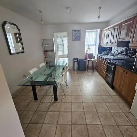 Spacious 3-bedroom In Vibrant 8 * Dublín