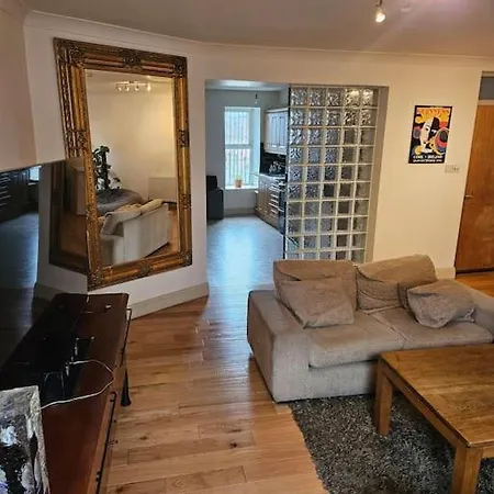 Spacious 3-bedroom In Vibrant 8 * Dublín