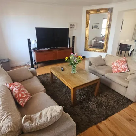 Spacious 3-bedroom In Vibrant 8 Apartamento Dublín