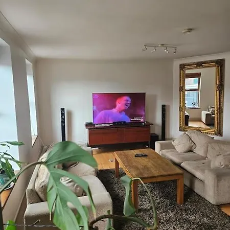 Spacious 3-bedroom In Vibrant 8 شقة *