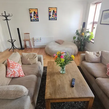 شقة Spacious 3-bedroom In Vibrant 8 *